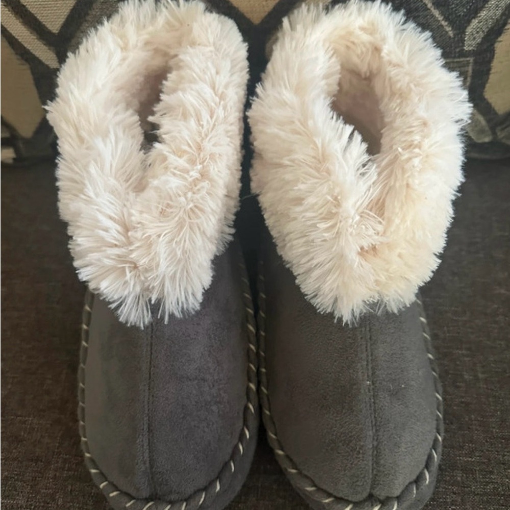 Jessica Simpson Gray Faux Fur Slippers